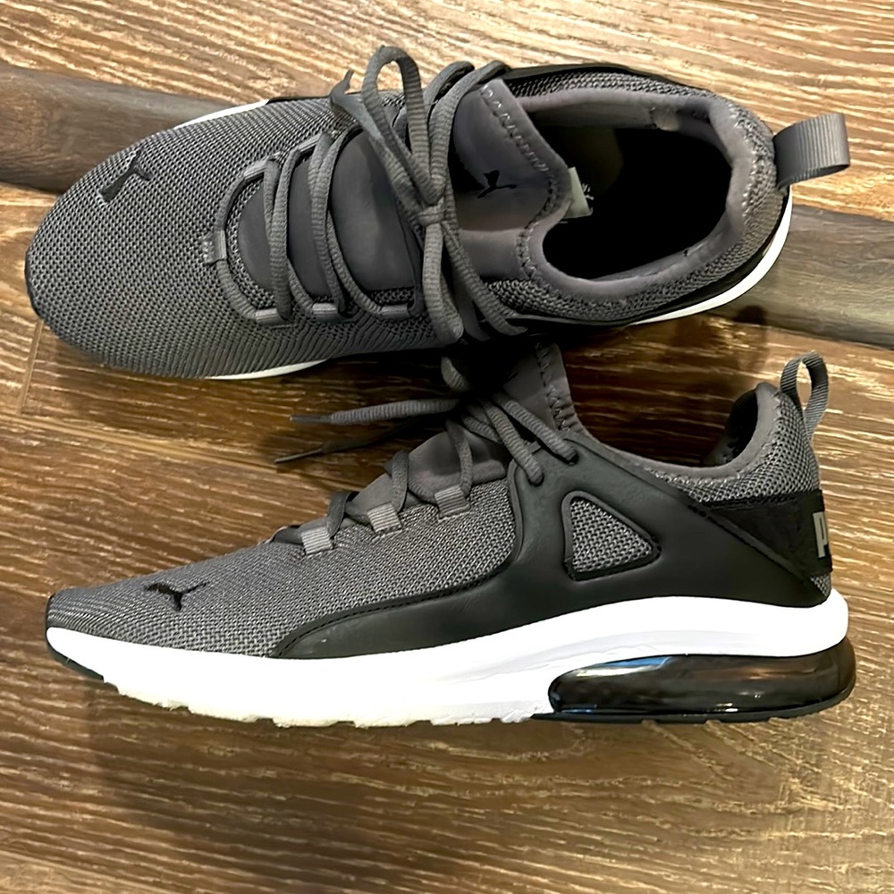 New never worn 10.5 puma trainer